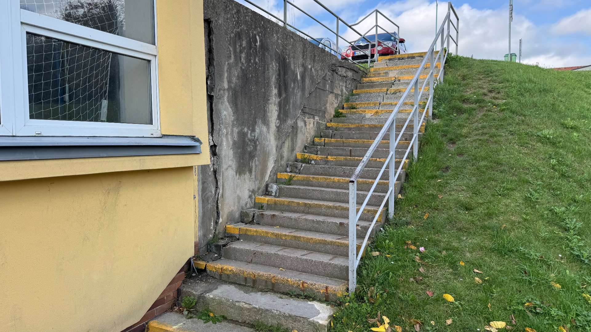 Původní stav schodů u sportovní haly – rozpadající se beton